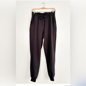 Lululemon Stretch High-Rise Jogger Pants in Black - size 4